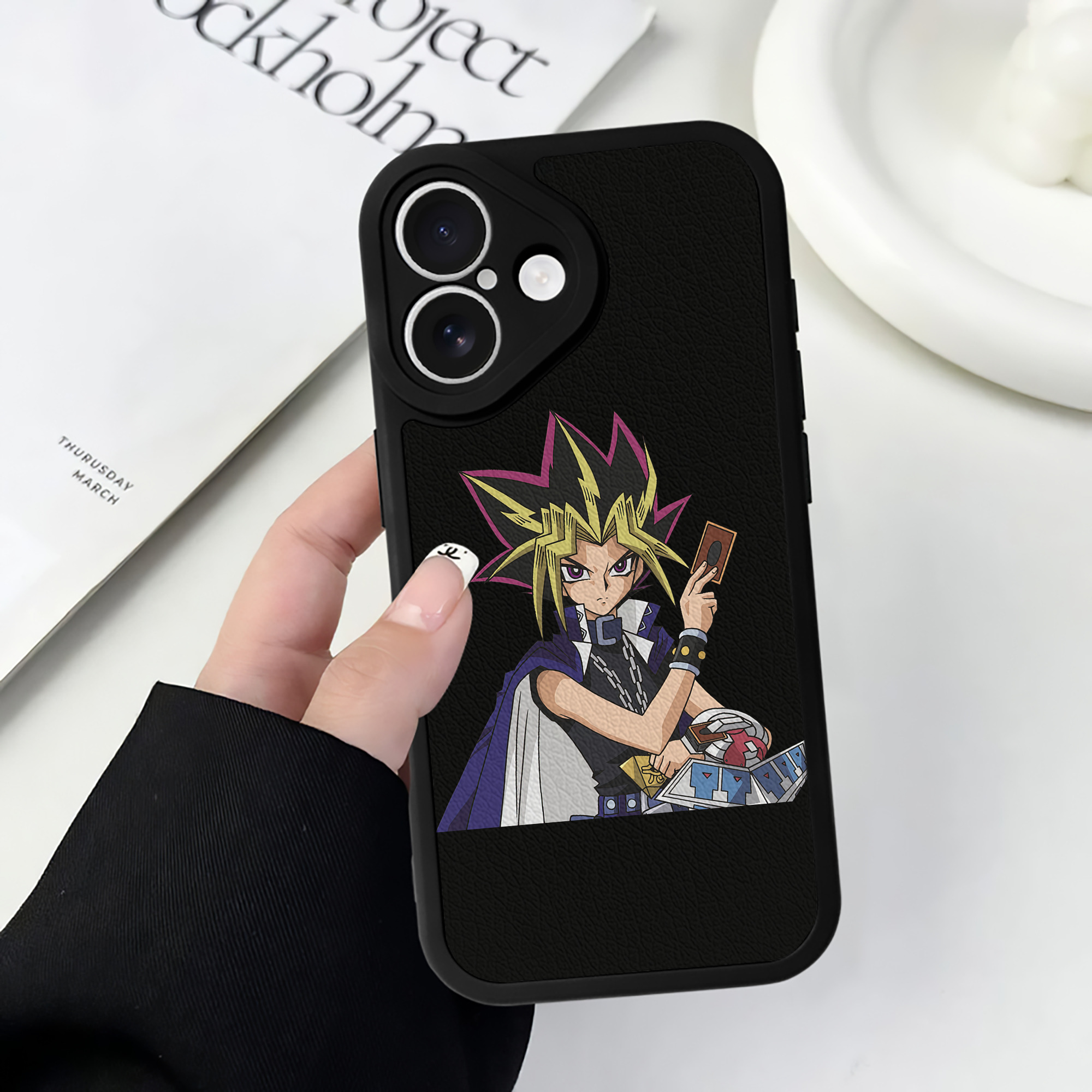 遊☆戯☆王 Yu-Gi-Oh! 【iPhone 16シリーズ対応】シリコンスマホケース（レザー調） 材質：シリコン